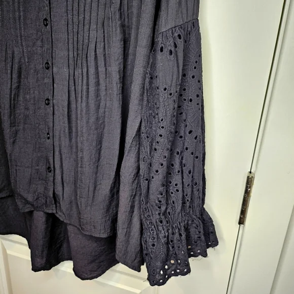 Women's Boho Charcoal Button Front Blouse Eyelet Bell Sleeves Medium Casual Chic - Picture 5 of 7